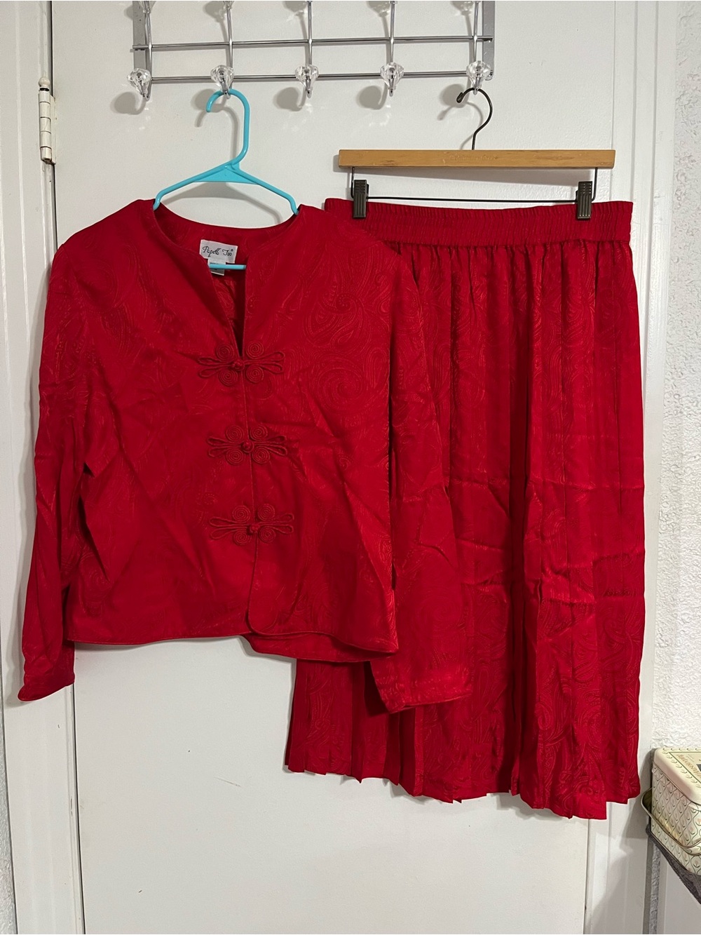 VTG Papell Too Women’s 2 Piece Red 100% Silk Brocade Suit Pleated Maxi Skirt Set